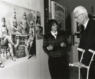 Silvius Magnago mit Martha Stocker – 1989 in der Optionsausstellung – Foto Bettina Ravinelli, Tiroler Geschichtsverein, Sektion Bozen