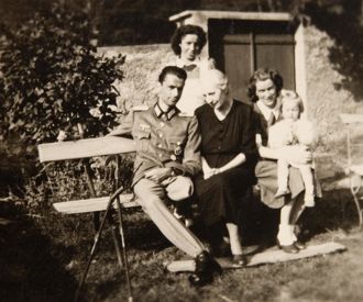 Silvius Magnago als Kriegsversehrter mit seiner Mutter Helene, seiner Schwester Selma und Töchterchen Christl, aus: Sammlung Silvius Magnago Südtiroler Landesarchiv