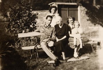 Silvius Magnago als Kriegsversehrter mit seiner Mutter Helene, seiner Schwester Selma und Töchterchen Christl, aus: Sammlung Silvius Magnago Südtiroler Landesarchiv