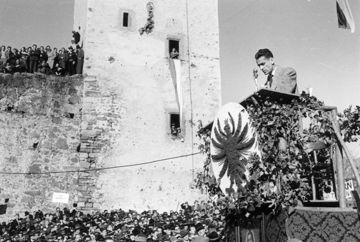 Silvius Magnago am Rednerpult - Sigmundskron – Archiv SVP