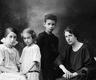 Silvius Magnago mit den Schwestern Maria und Selma, sowie Mutter Helene - Sammlung Silvius Magnago Südtiroler Landesarchiv