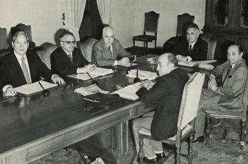 6er Kommission mit von links Roland Riz und Alfons Benedikter, auf der Stirnseite der Vorsitzende Alcide Berloffa -  Informationsschrift der Südtiroler Landesregierung/Foto Tappeiner
