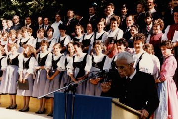 Tag des ladinischen Liedes in St. Martin in Thurn, Chor „Jepele Frontull“ mit Silvius Magnago - Archiv Ladinisches Kulturinstitut „Micurà de Rü“